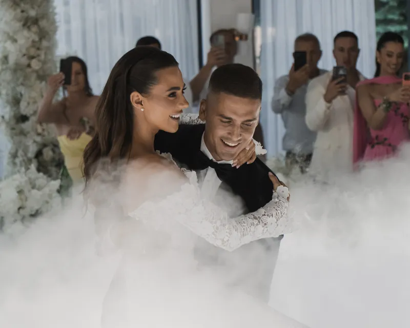 Zagrljaj novobračnog para